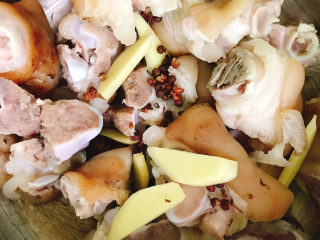 10、海带冬瓜汤,放入姜片、花椒粒