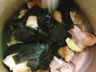 12、海带冬瓜汤,加入清水大火烧开后中小火炖1小时