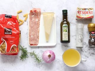 1、培根南瓜通心粉,准备好所需食材和调味。