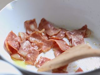 6、培根南瓜通心粉,放入培根翻炒。