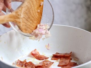 7、培根南瓜通心粉,加入洋葱继续翻炒至洋葱呈透明状。