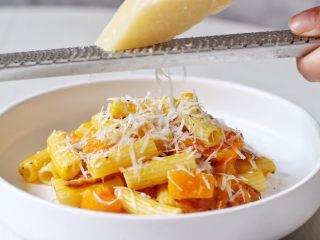 19、培根南瓜通心粉,收汁装盘，擦入帕尔马干酪碎。