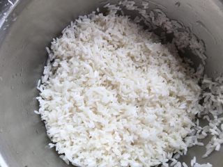 1、不会包粽子就做快手的糯米蛋吧,将糯米泡三个小时，中途换水并洗净。