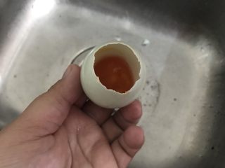 3、不会包粽子就做快手的糯米蛋吧,用勺子敲破蛋壳，用手撕一元硬币大小的口，把蛋清倒出。