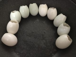 4、不会包粽子就做快手的糯米蛋吧,处理好的咸蛋。