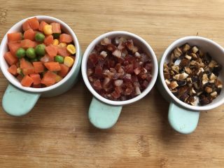 5、不会包粽子就做快手的糯米蛋吧,把玉米青豆胡萝卜丁焯水，腊肠切粒，香菇切粒。