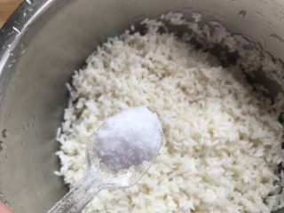 6、不会包粽子就做快手的糯米蛋吧,糯米加入少许盐，不要一次加太多。