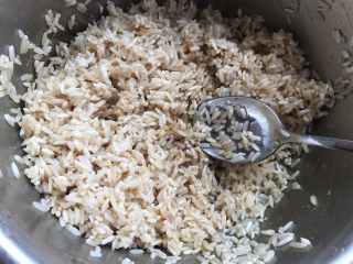 10、不会包粽子就做快手的糯米蛋吧,搅拌均匀。