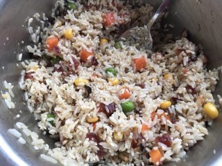 12、不会包粽子就做快手的糯米蛋吧,拌匀。