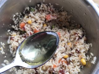 13、不会包粽子就做快手的糯米蛋吧,再加入食用油。