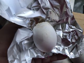 15、不会包粽子就做快手的糯米蛋吧,用锡纸包裹。