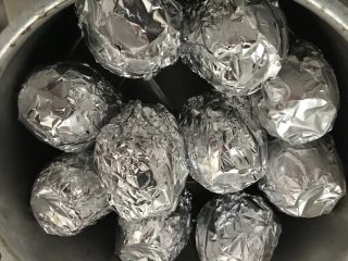 16、不会包粽子就做快手的糯米蛋吧,上高压锅，大火上汽后转小火总共压30分钟。