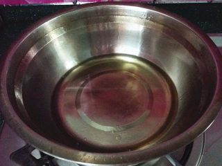 4、会做瑜伽的古法蛋糕（植物油版）,将装有玉米油的小盆放至燃气灶上，小火加热至微微冒泡时关火