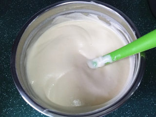 12、会做瑜伽的古法蛋糕（植物油版）,再回倒至蛋白盆中、用快速且轻盈的手法翻拌均匀，这样蛋糕糊就完成了