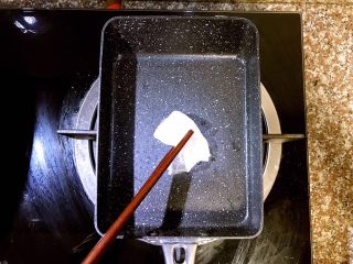 4、日式厚蛋烧,用厨房吸油纸将橄榄油抹匀整个锅内