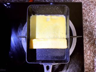 9、日式厚蛋烧,然后从下往上开始卷