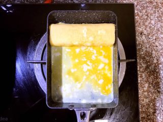 15、日式厚蛋烧,卷到最上方，待第四层蛋卷成型后倒入第五层蛋液