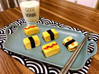 21、日式厚蛋烧,最后的成品图。除了用海苔条卷之外还可以挤少许番茄酱点缀