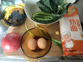 1、西红柿鸡蛋拌面,食材合照：番茄一大颗，泡发木耳数朵，菠菜两棵，鸡蛋两颗，小葱两根，姜一小片，挂面适量
