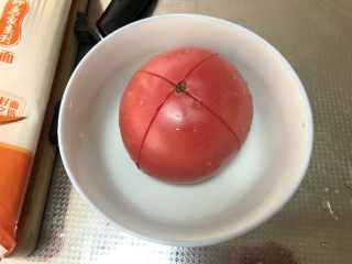 2、西红柿鸡蛋拌面,番茄清洗表面划十字花刀