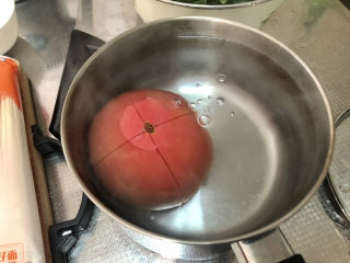 3、西红柿鸡蛋拌面,加适量开水，没过番茄，烫三分钟，以便剥皮