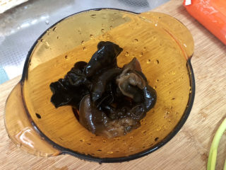 4、西红柿鸡蛋拌面,木耳揉搓洗净