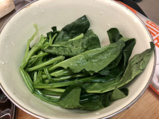 5、西红柿鸡蛋拌面,菠菜清洗控水