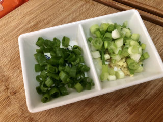 6、西红柿鸡蛋拌面,小葱清洗，葱白葱叶分别切末，姜清洗切末