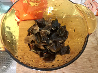 7、西红柿鸡蛋拌面,木耳撕小块