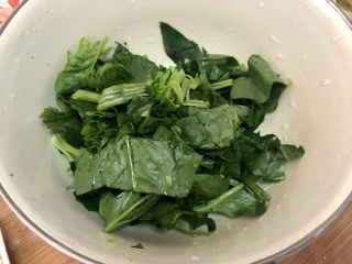 8、西红柿鸡蛋拌面,菠菜切段