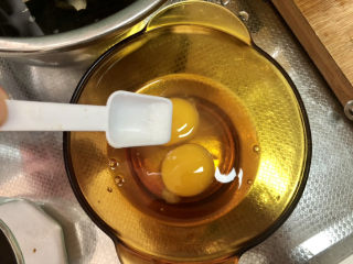 9、西红柿鸡蛋拌面,鸡蛋打入碗中，加少许食盐