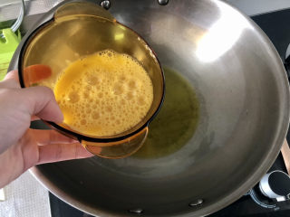 11、西红柿鸡蛋拌面,热锅加适量食用油，油热，下蛋液，中火炒