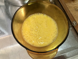 10、西红柿鸡蛋拌面,鸡蛋打散成均匀蛋液