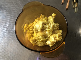 12、西红柿鸡蛋拌面,炒蛋沥油盛出