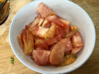 13、西红柿鸡蛋拌面,番茄烫好剥皮，切小块