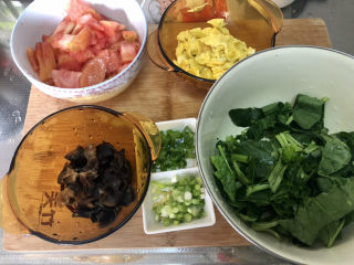 14、西红柿鸡蛋拌面,全部食材准备好