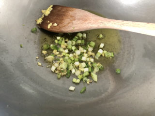 15、西红柿鸡蛋拌面,热锅冷油，下葱白姜末小火煸香