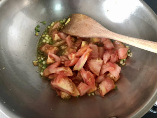 16、西红柿鸡蛋拌面,下番茄块，中小火翻炒