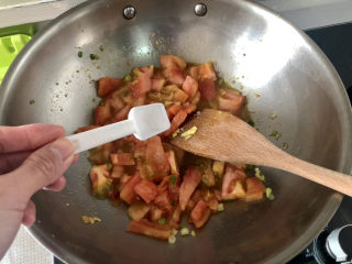 17、西红柿鸡蛋拌面,可以加少许食盐，可以更快出汁