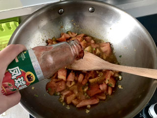 18、西红柿鸡蛋拌面,如果想味道更浓郁，可以加一汤匙番茄酱