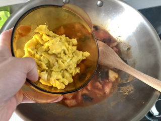 21、西红柿鸡蛋拌面,下鸡蛋，炒匀