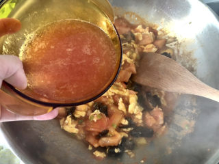 22、西红柿鸡蛋拌面,加半碗清水，中火煮开