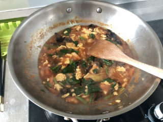 27、西红柿鸡蛋拌面,小火炖煮两分钟