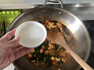 28、西红柿鸡蛋拌面,浇两汤匙水淀粉，中大火收汁到汤汁浓郁