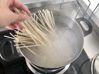 31、西红柿鸡蛋拌面,提前烧开水，番茄鸡蛋收汁时，水开下面