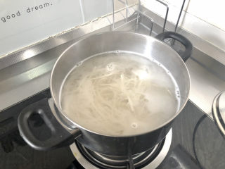 32、西红柿鸡蛋拌面,中小火煮三分钟