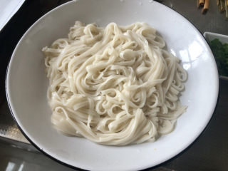 33、西红柿鸡蛋拌面,面条煮好捞出，天冷吃锅挑，不用过凉水了