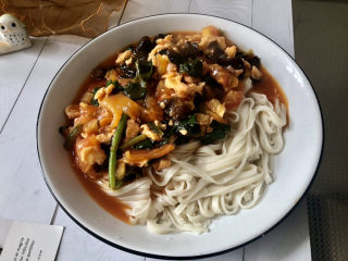 34、西红柿鸡蛋拌面,面条浇上几勺番茄鸡蛋