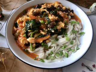 35、西红柿鸡蛋拌面,撒上葱末，开吃