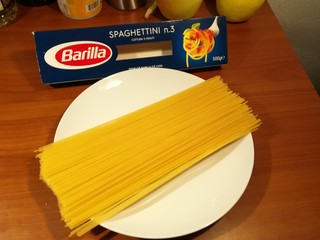 1、意式培根蛋面Carbonara,选用意大利3号面，粗细适中口感更好。